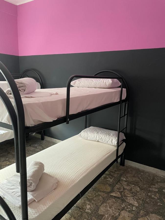 Posto Letto in Dormitorio Femminile con 6 Letti